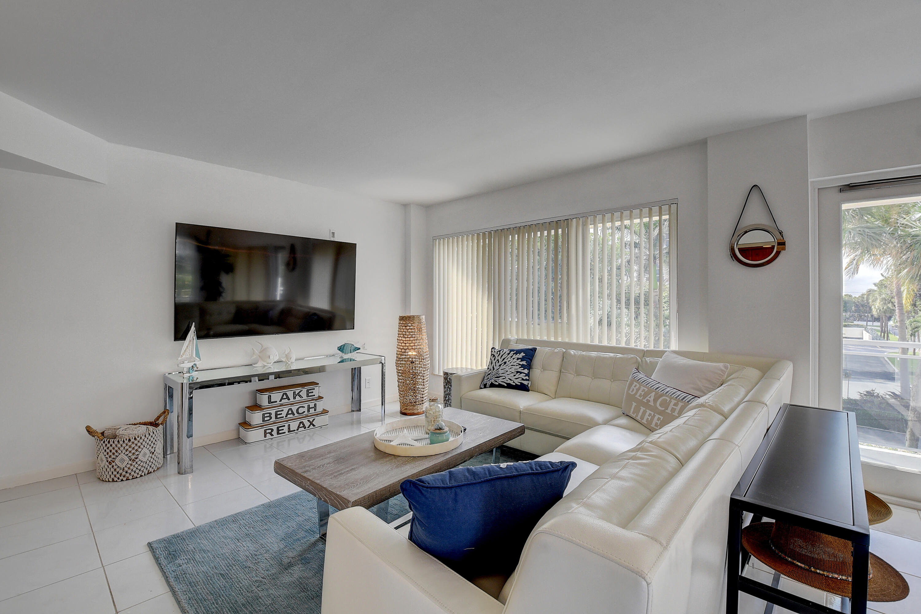 2066 North Ocean Boulevard, Unit 2NW Boca Raton, FL 33431 - Photo 3 of 25 LIVINROOM