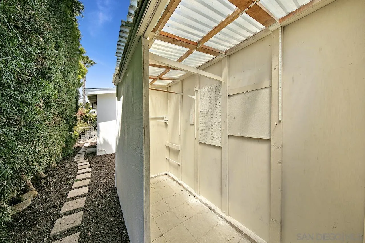 725 Cathy Lane Encinitas, CA 92007 - Photo 25 of 31 a view of a bathroom
