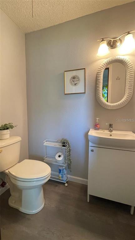 151 Twin Lakes Road Hawthorne, FL 32640 - Photo 13 of 28 a bathroom with a toilet a sink and mirror