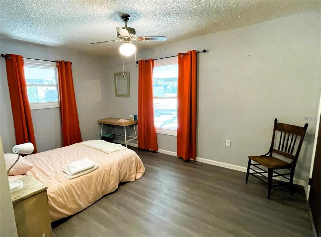 151 Twin Lakes Road Hawthorne, FL 32640 - Photo 14 of 28 a bedroom with a bed and a chair