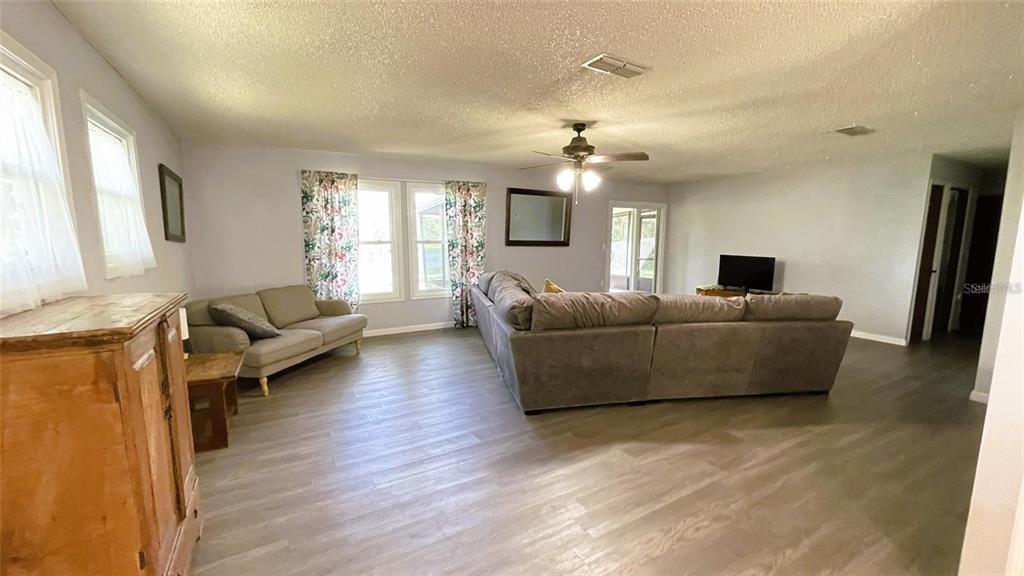 151 Twin Lakes Road Hawthorne, FL 32640 - Photo 9 of 28 a living room with furniture and a flat screen tv