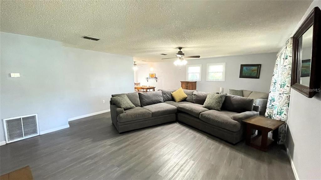 151 Twin Lakes Road Hawthorne, FL 32640 - Photo 10 of 28 a living room with furniture and a flat screen tv
