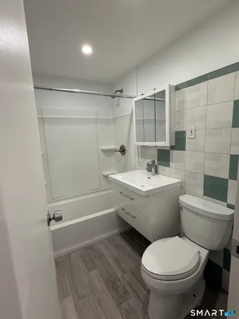 $1,300 | 70 Farmington Avenue, Unit 4E, New London, CT 06320