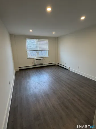 $1,300 | 70 Farmington Avenue, Unit 4E, New London, CT 06320