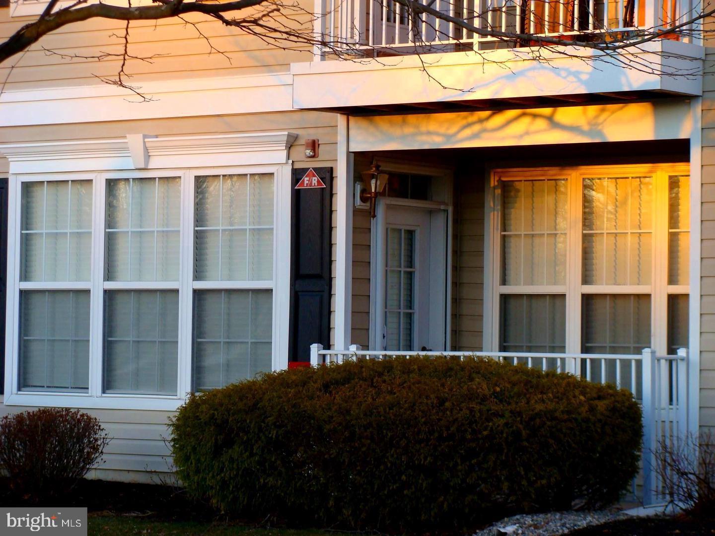 52 Kyle Way Ewing, NJ 08628 - Photo 4 of 27