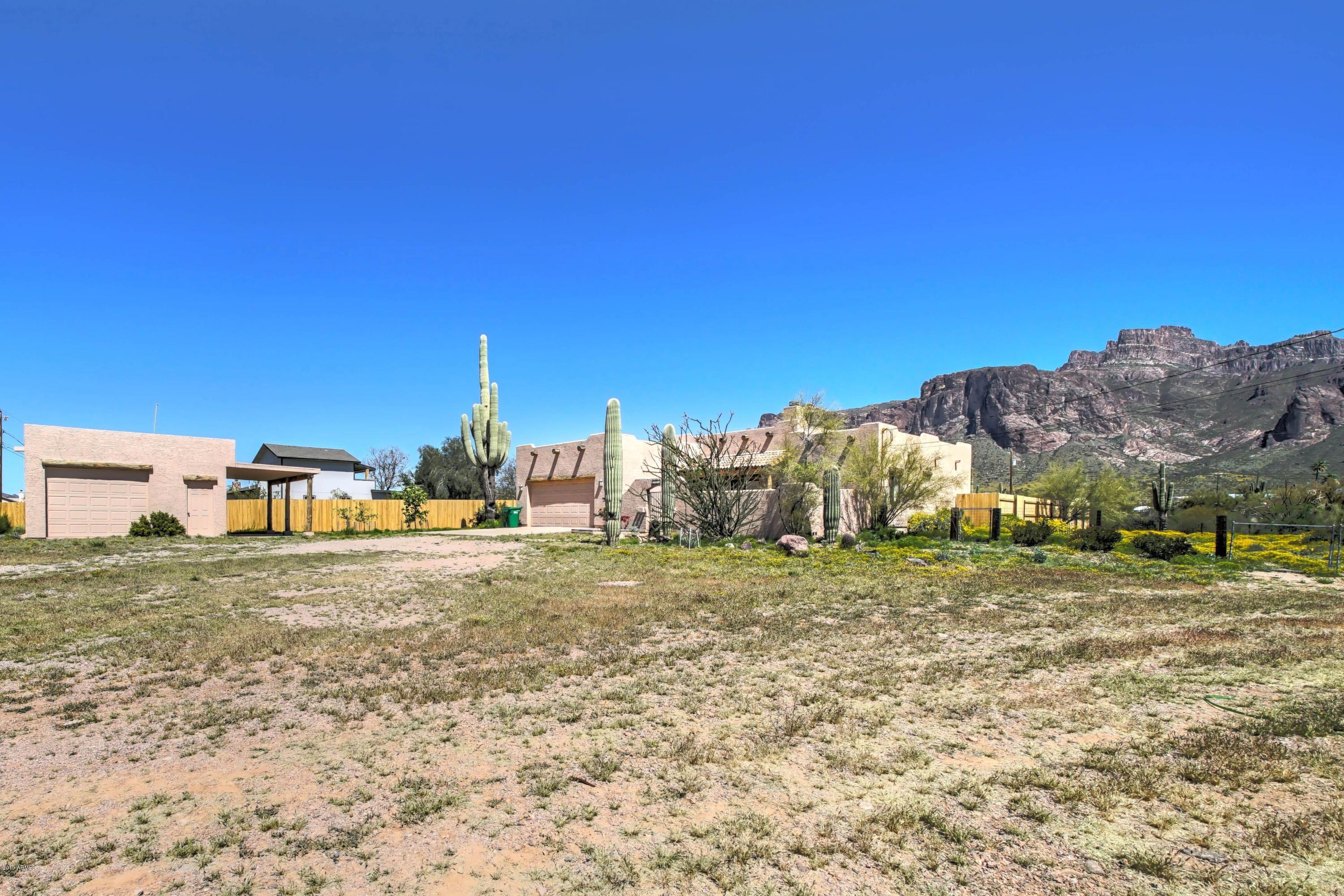 1049 North Sun Road Apache Junction, AZ 85119 - Photo 2 of 28 Sun front 2