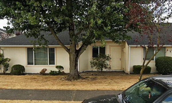 a view of a house with backyard