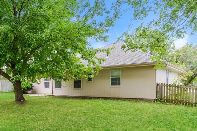 $1,810 | 1602 Cooper Drive, Raymore, MO 64083