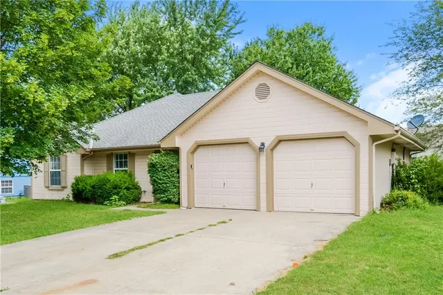 $1,810 | 1602 Cooper Drive, Raymore, MO 64083