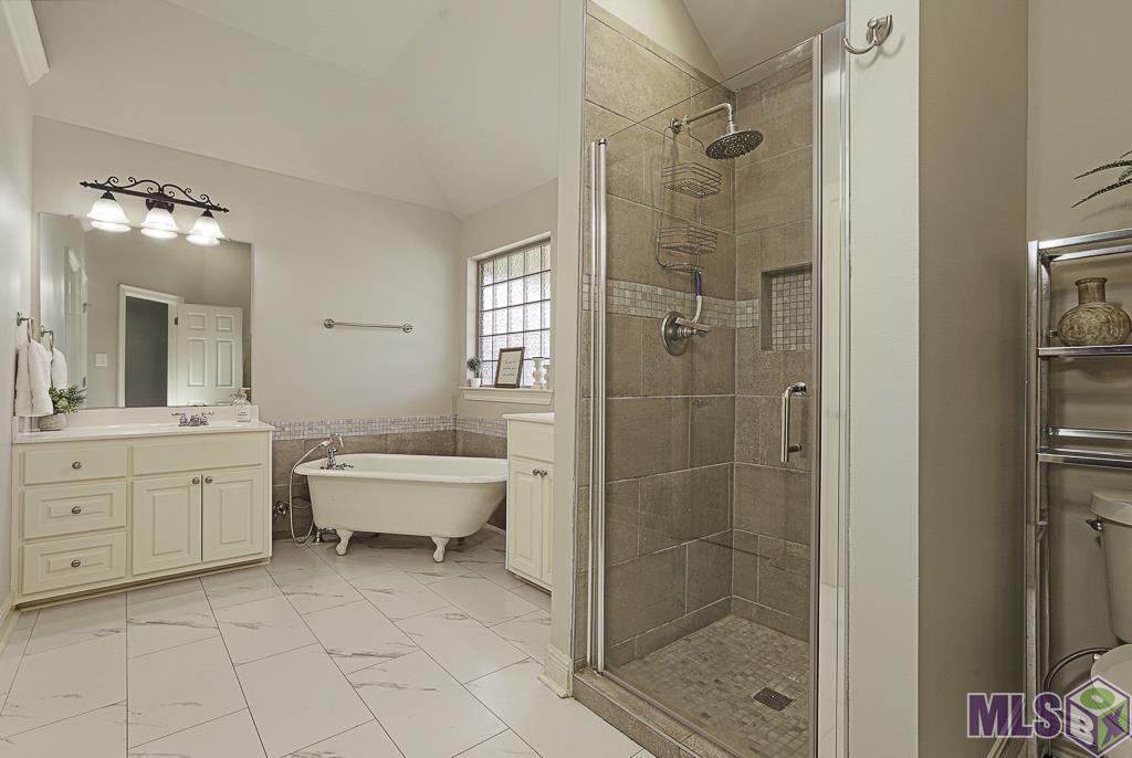 17715 Doc Bar Avenue Baton Rouge, LA 70817 - Photo 13 of 27 Primary bathroom