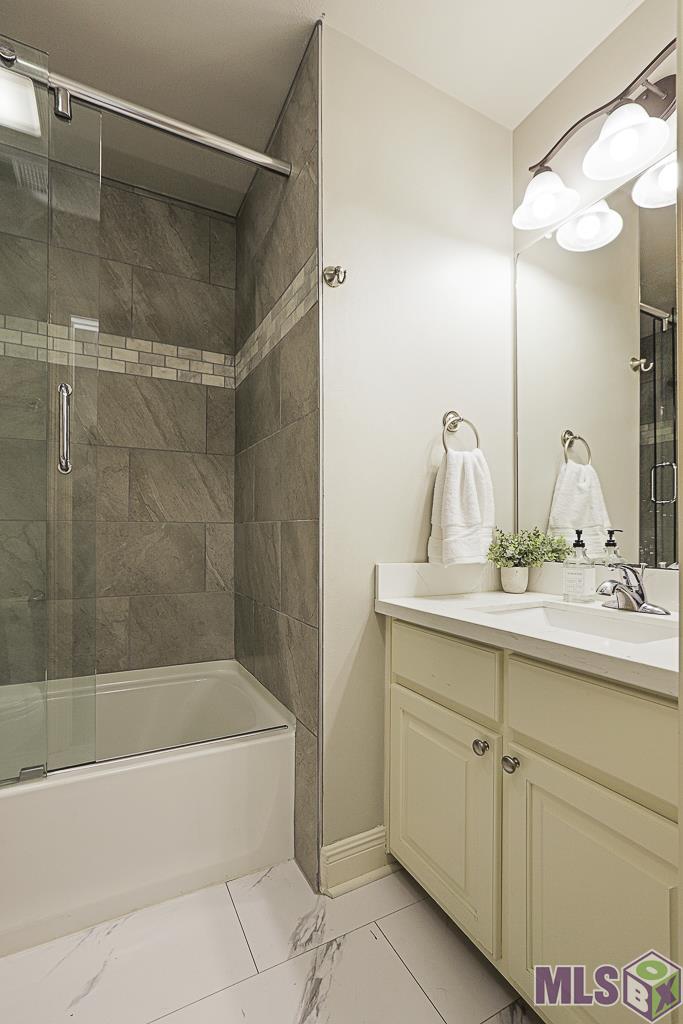 17715 Doc Bar Avenue Baton Rouge, LA 70817 - Photo 17 of 27 Hall bathroom