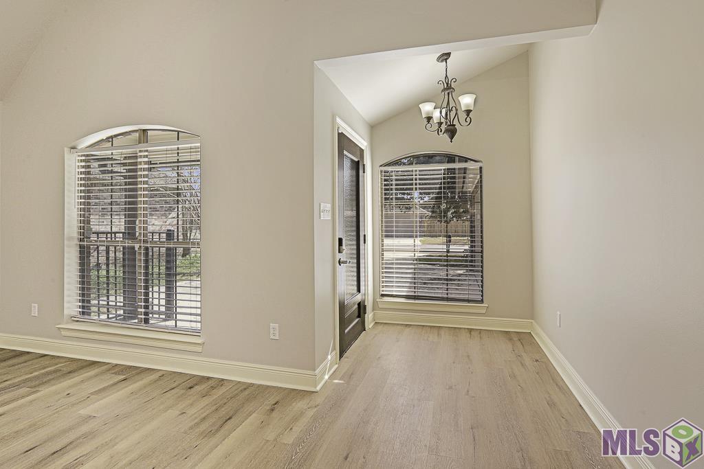 17715 Doc Bar Avenue Baton Rouge, LA 70817 - Photo 5 of 27 Foyer
