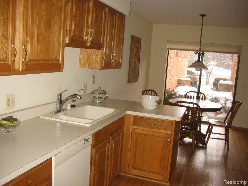 1774 Thomas Court, Unit 209 Rochester, MI 48309 - Photo 8 of 22 Airy Kitchen
