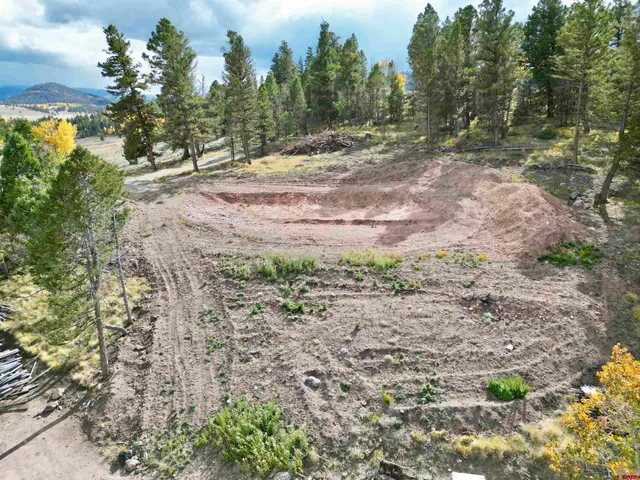 a view of a houses with yard