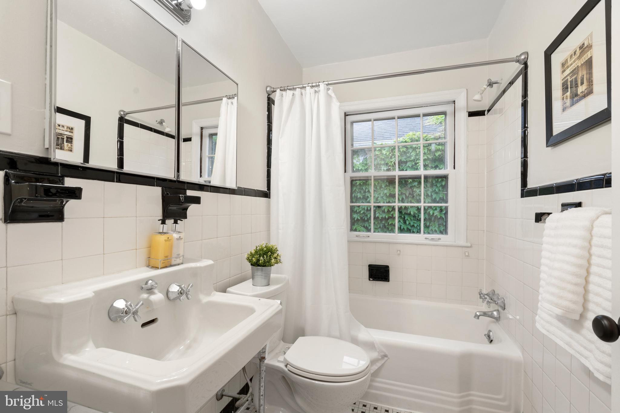 1650 Foxhall Road Northwest Washington, DC 20007 - Photo 23 of 34 Bathroom