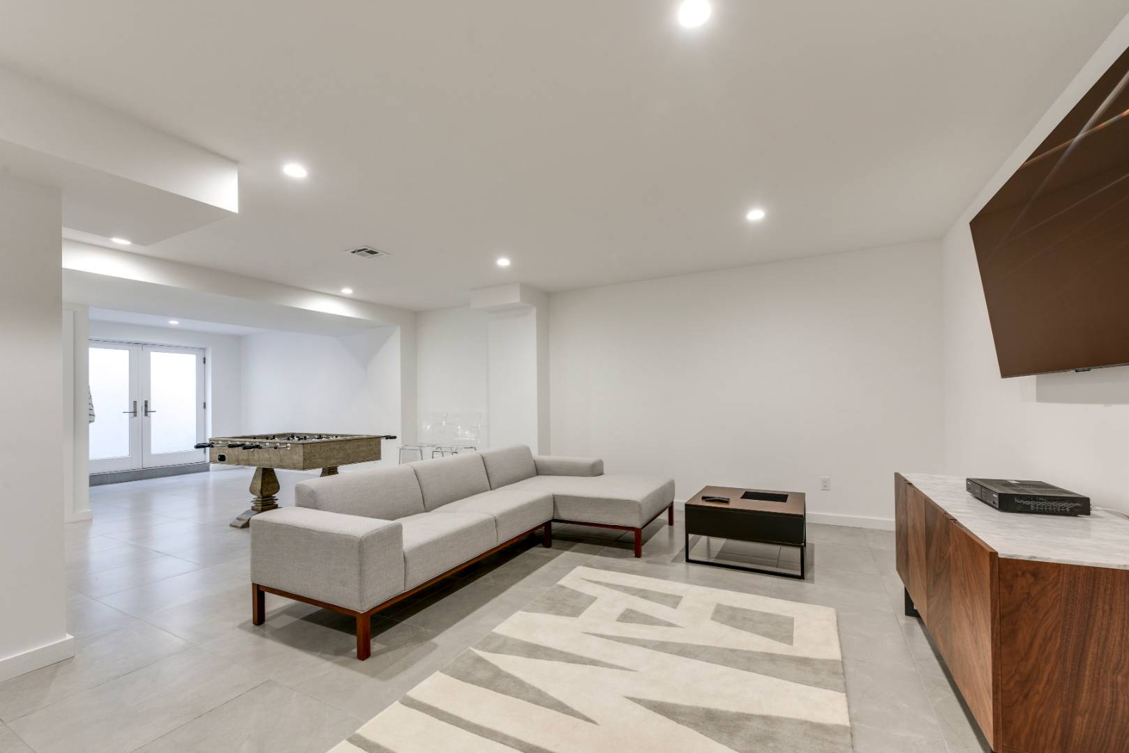 44 Richards Drive Sag Harbor, NY 11963 - Photo 27 of 37 a living room with furniture and a flat screen tv