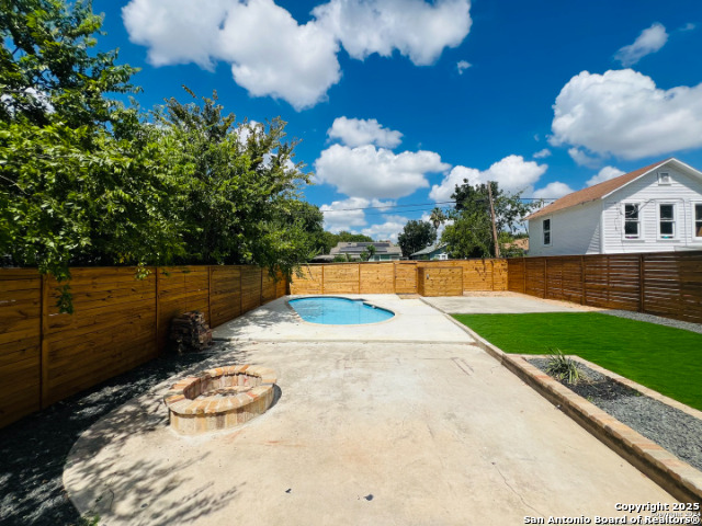 505 Rigsby Avenue San Antonio, TX 78210 - Photo 4 of 29 a view of a backyard
