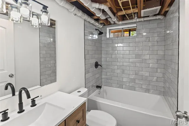 $825,000 | 1053 Gilmore Lake Road, Waterloo, IL 62298