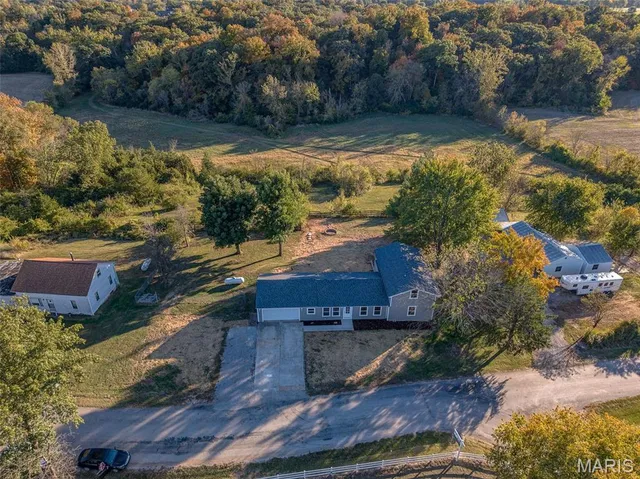 $825,000 | 1053 Gilmore Lake Road, Waterloo, IL 62298