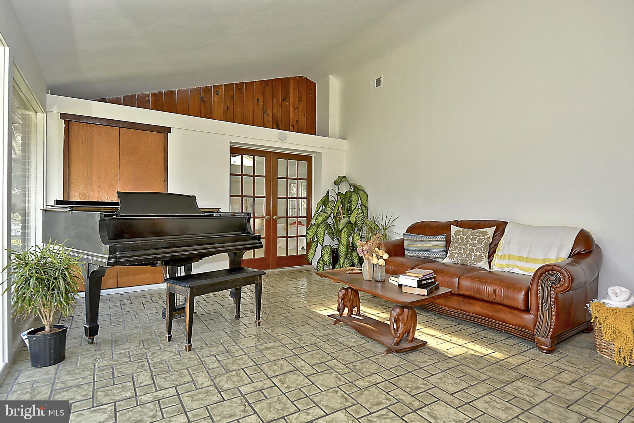400 Ednor Road Ashton, MD 20861 - Photo 10 of 30 Living Room