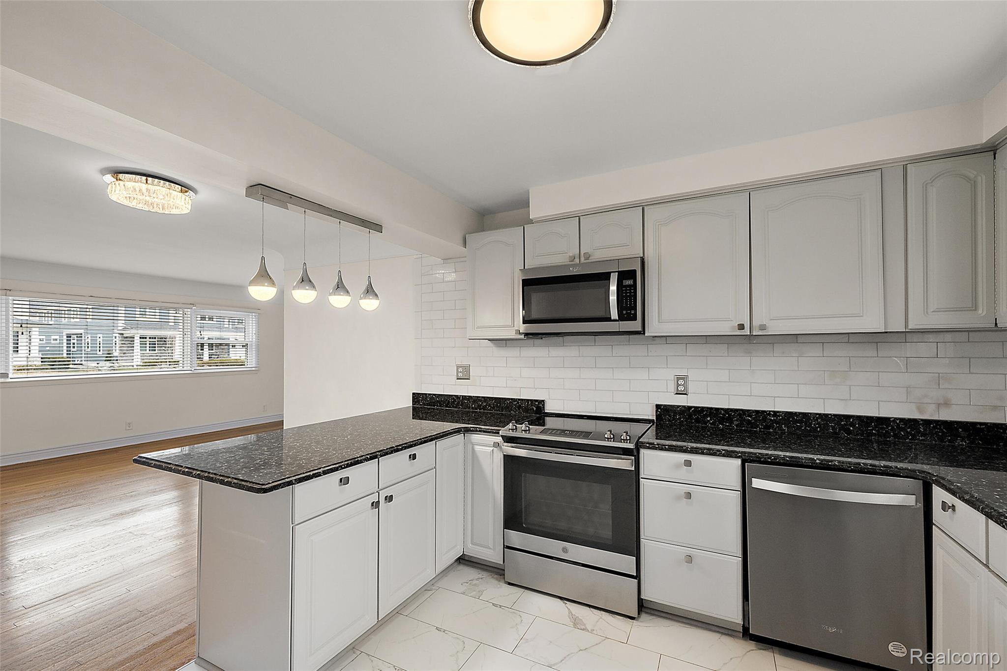2046 Yorkshire Road Birmingham, MI 48009 - Photo 4 of 43 4.jpg