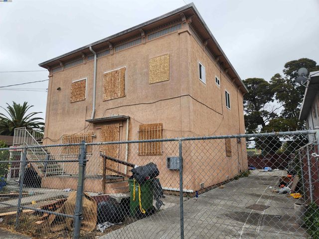 a view of a house with backyard