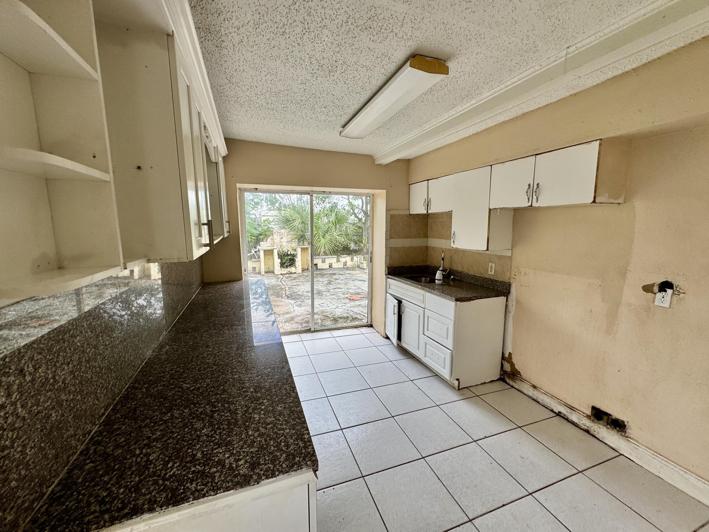 1207 Alto Road Lake Worth, FL 33462 - Photo 5 of 16 IMG_7491