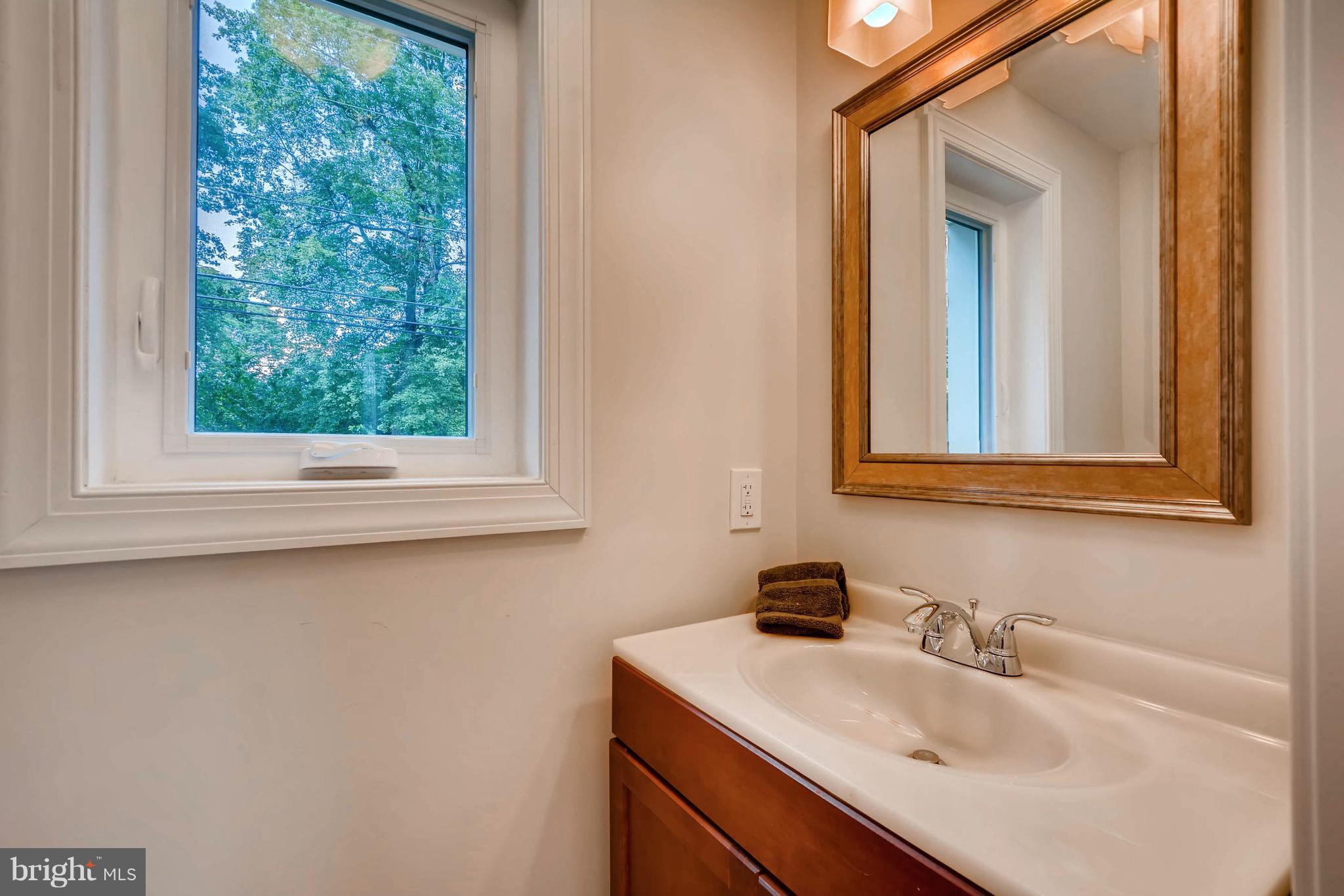 1910 Greenberry Road Baltimore, MD 21209 - Photo 16 of 30 Bath