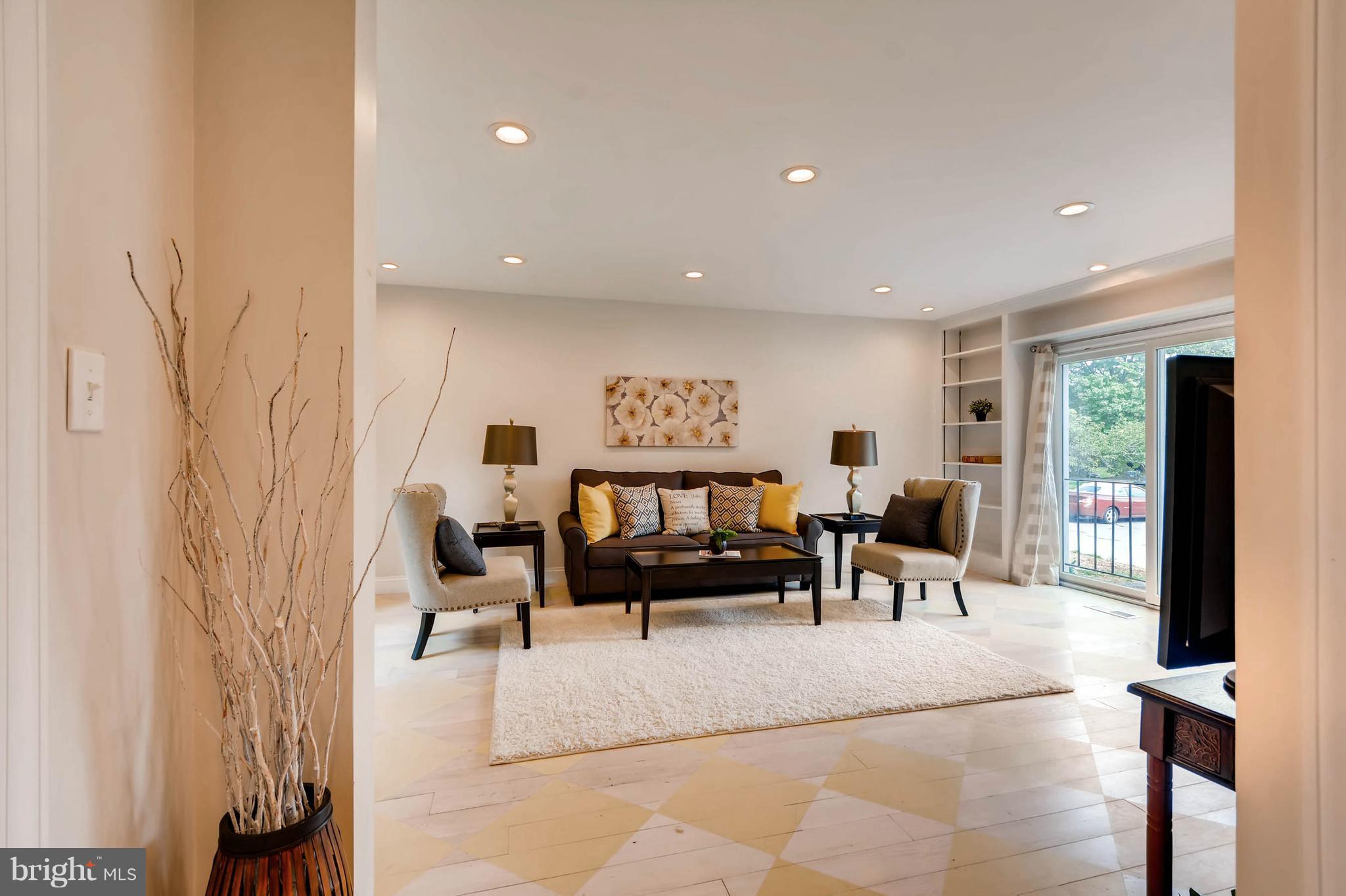 1910 Greenberry Road Baltimore, MD 21209 - Photo 6 of 30 Living Room