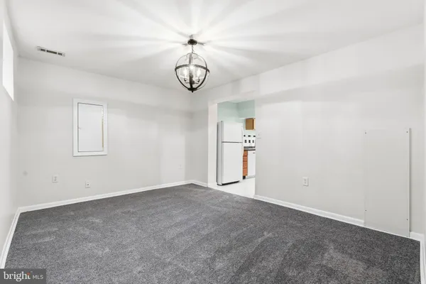 en empty room with windows and ceiling fan