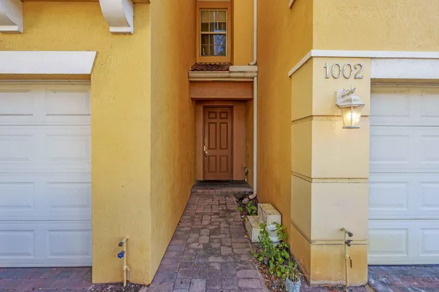 $2,400 | 1002 Pipers Cay Drive, West Palm Beach, FL 33415