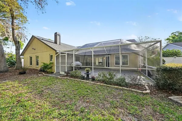 a view of a house with backyard and garden