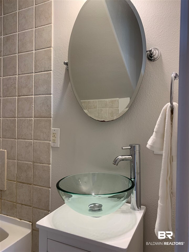 13402 County Road 91 Elberta, AL 36530 - Photo 9 of 32 Downstairs Bathroom
