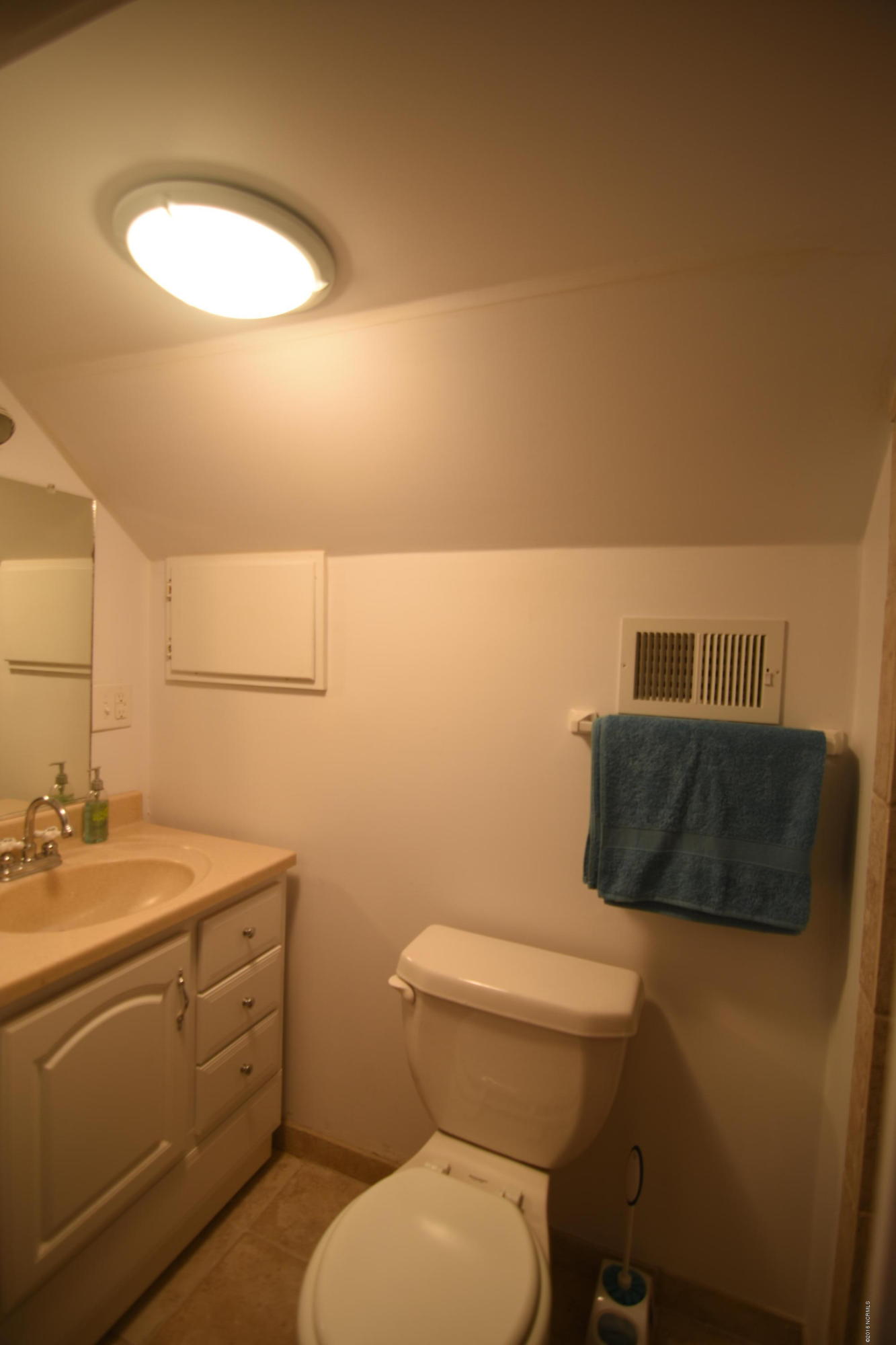 407 Sandy Point Road New Bern, NC 28560 - Photo 18 of 22 Upstairs Bathroom