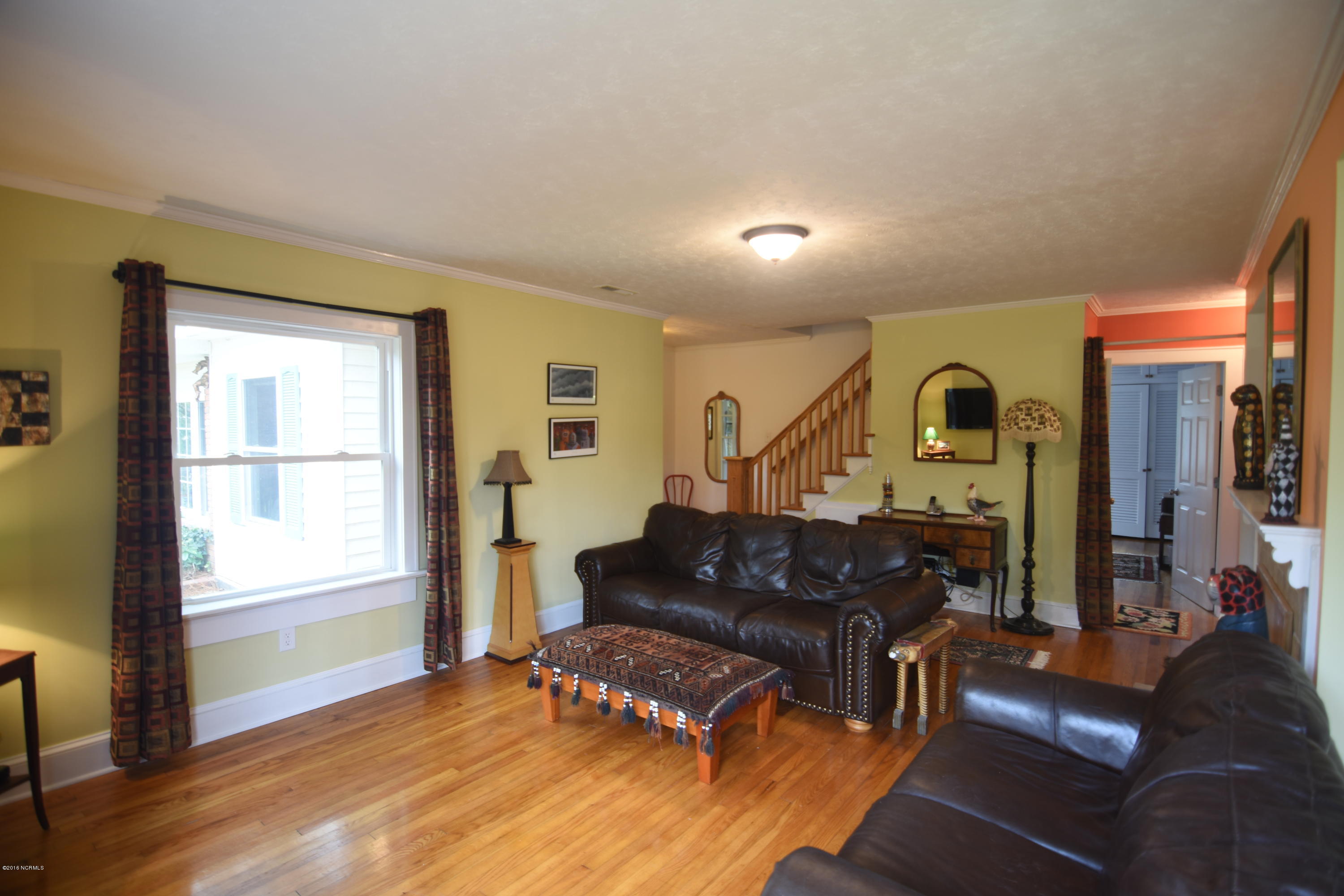 407 Sandy Point Road New Bern, NC 28560 - Photo 2 of 22 Living Room