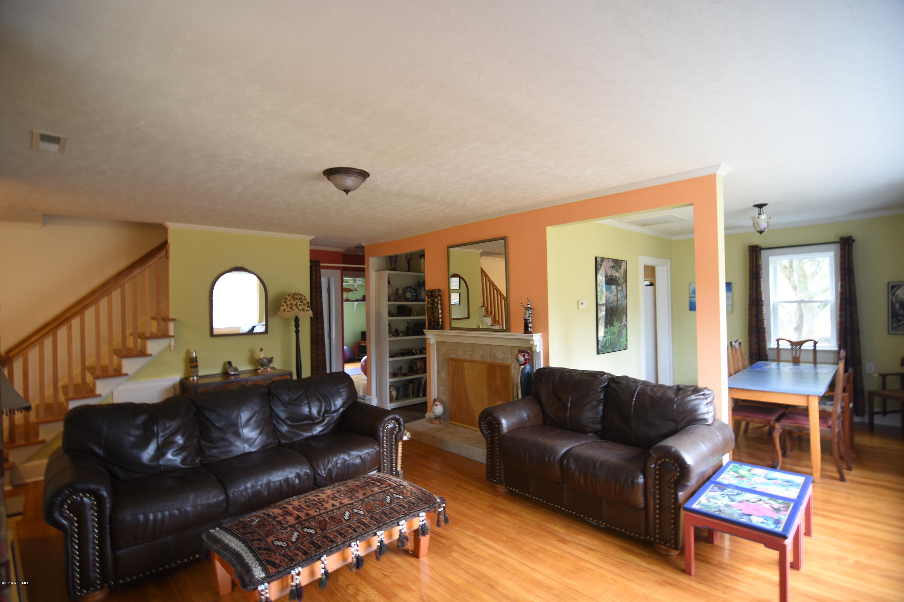 407 Sandy Point Road New Bern, NC 28560 - Photo 3 of 22 Living Room