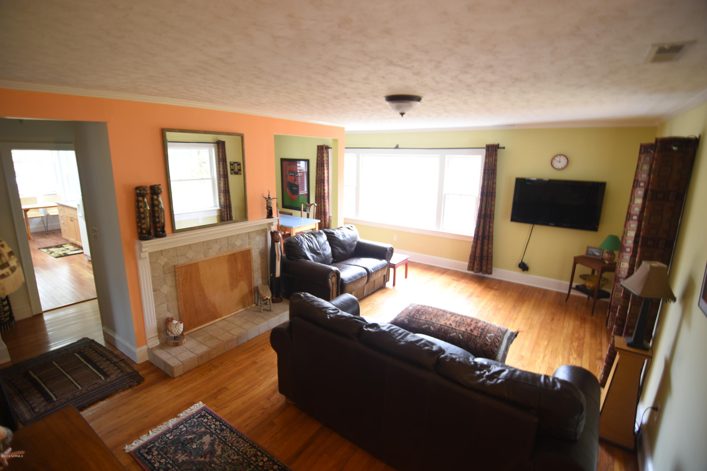 407 Sandy Point Road New Bern, NC 28560 - Photo 4 of 22 Living Room