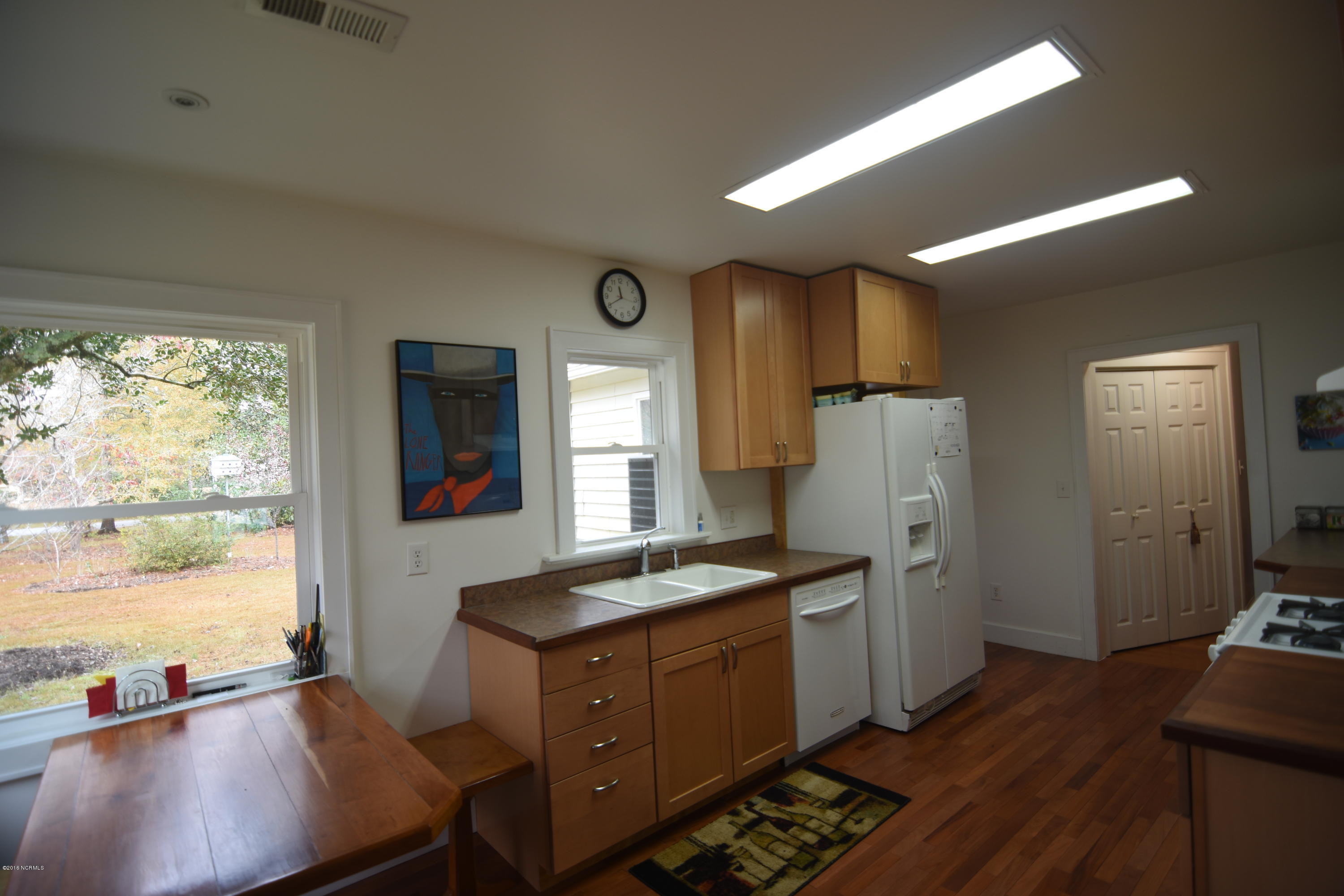 407 Sandy Point Road New Bern, NC 28560 - Photo 7 of 22 Kitchen