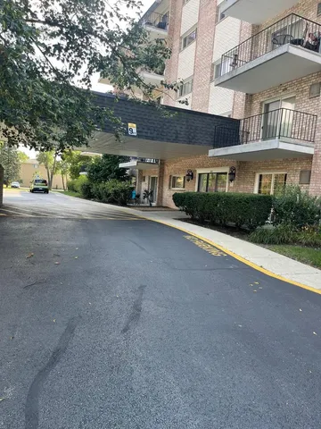 $154,500 | 1000 South Lorraine Road, Unit 214, Wheaton, IL 60189