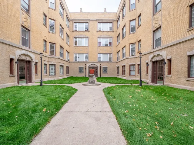 $1,500 | 7371 North Damen Avenue, Unit D3, Chicago, IL 60645