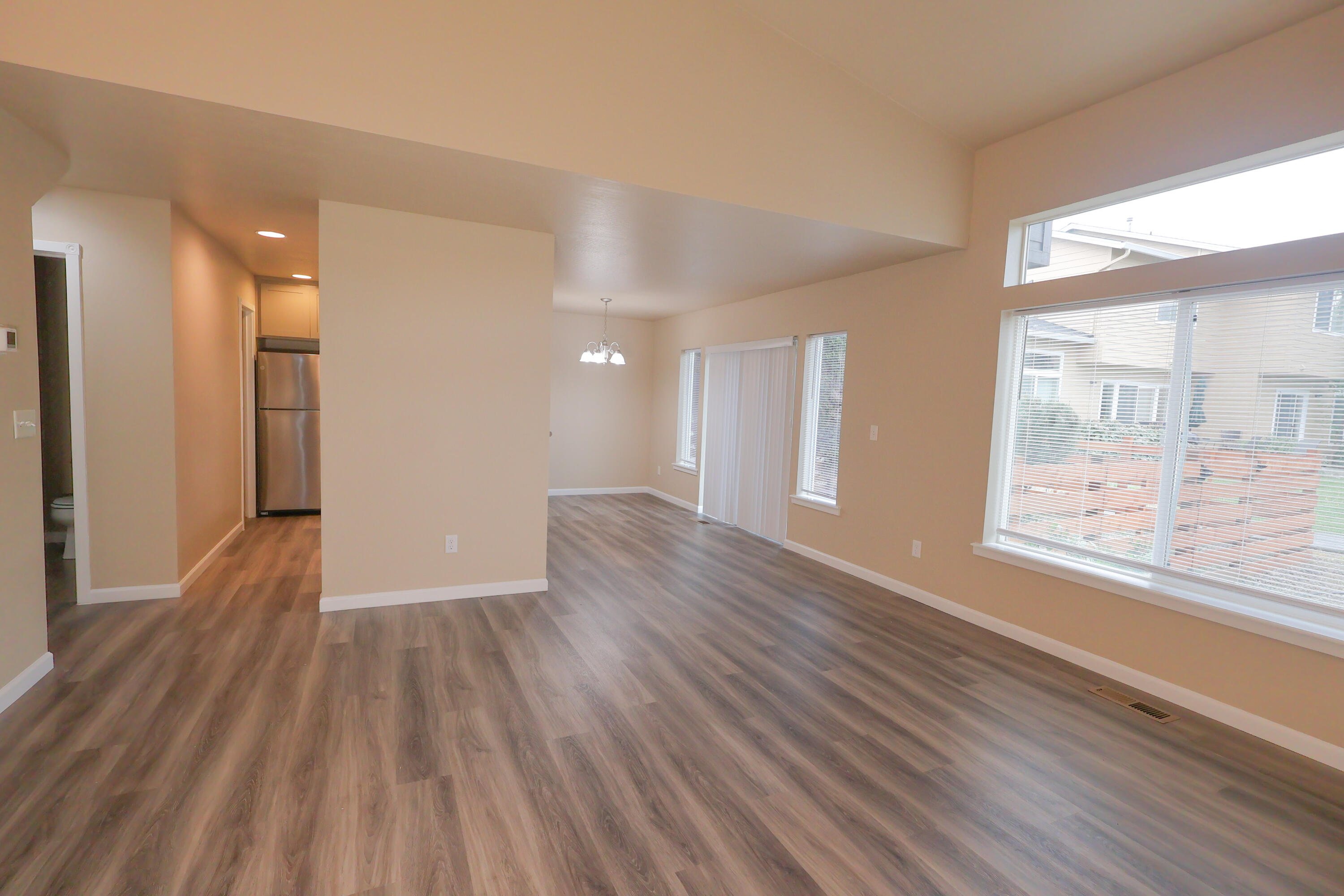 303 Live Oak Loop Central Point, OR 97502 - Photo 8 of 20 5
