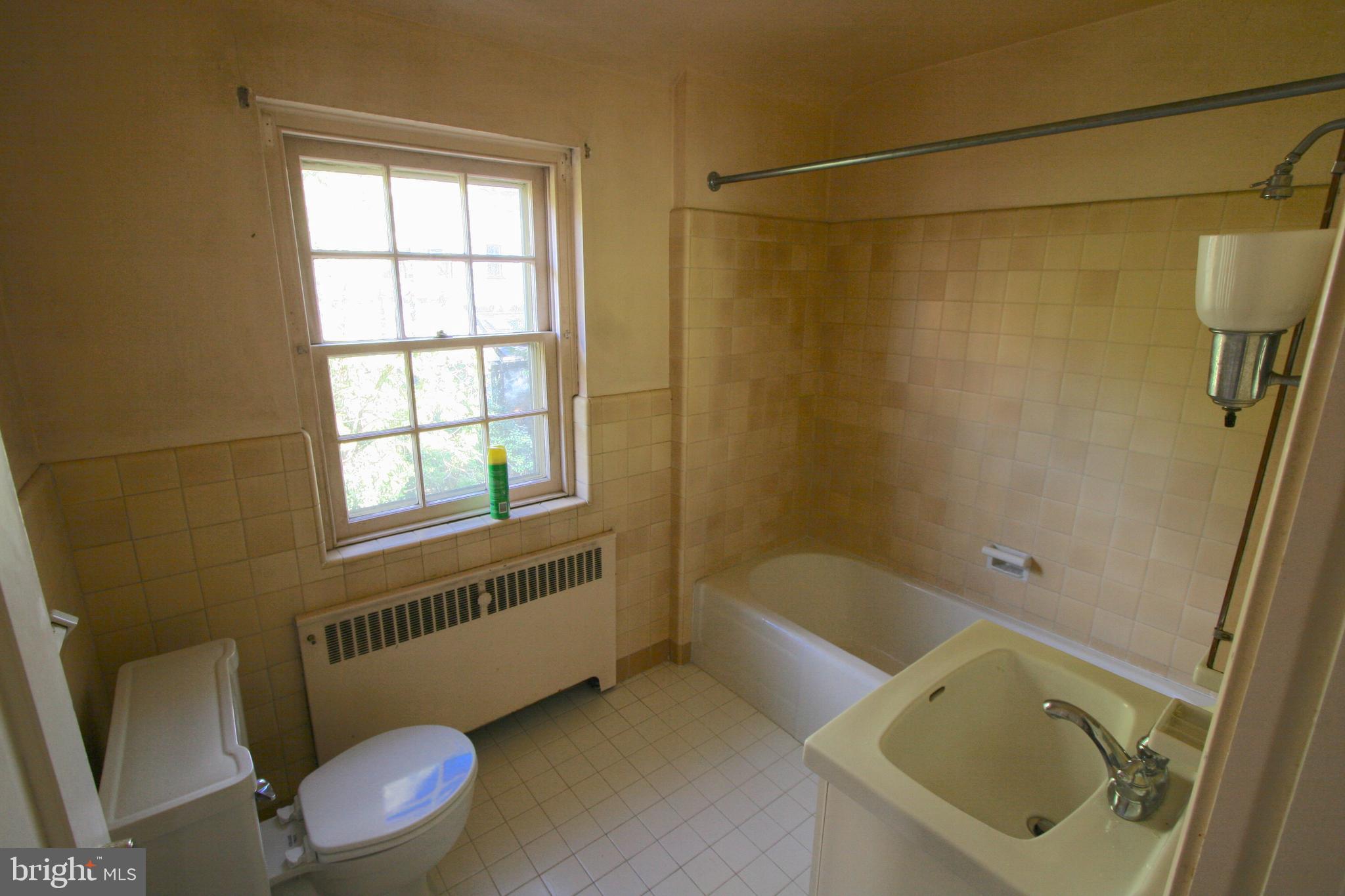 1200 Knox Road Wynnewood, PA 19096 - Photo 22 of 32 Nice size hall bathroom