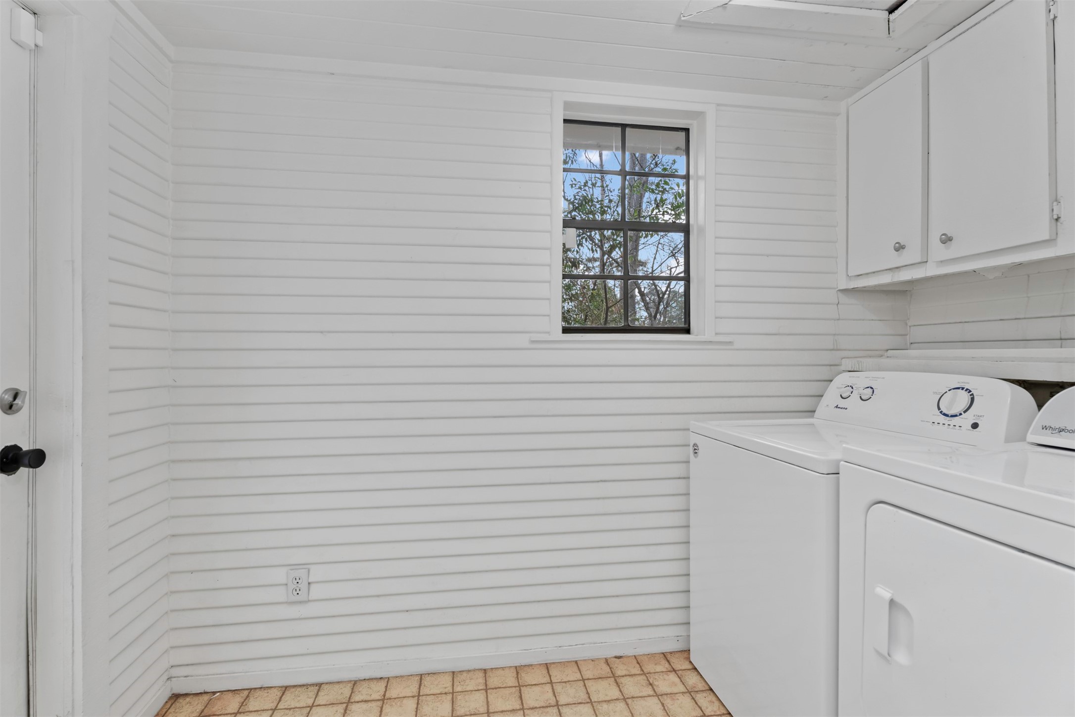 2322 Shadow Glen Lane Spring, TX 77386 - Photo 27 of 48 Mud/Utility-room near the back patio.