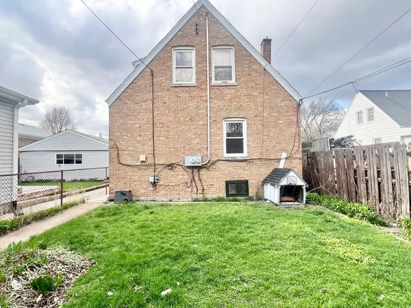a view of house with backyard