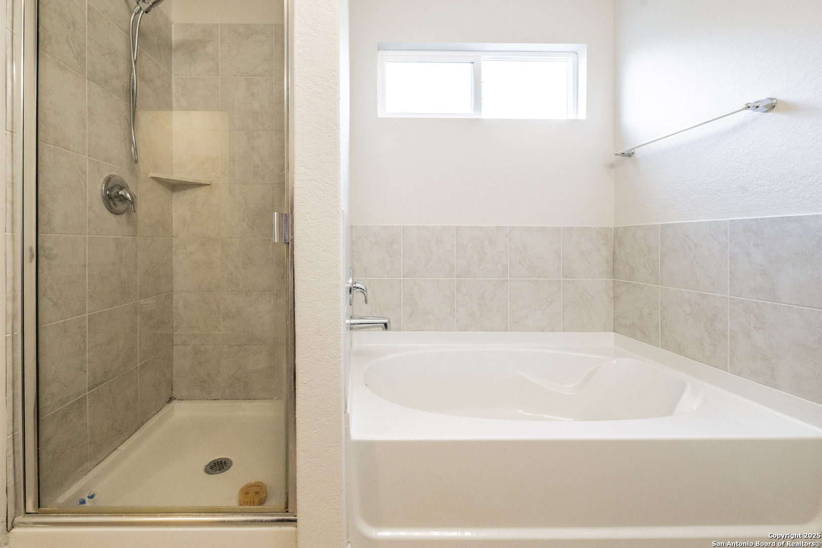 5914 Lazo Valley San Antonio, TX 78244 - Photo 23 of 40 a bathroom with a bathtub