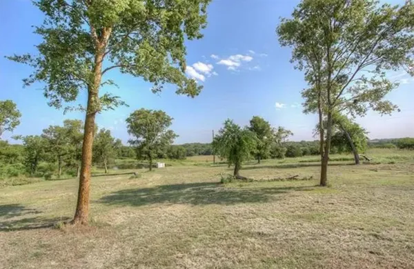 a view of a yard with entertaining space
