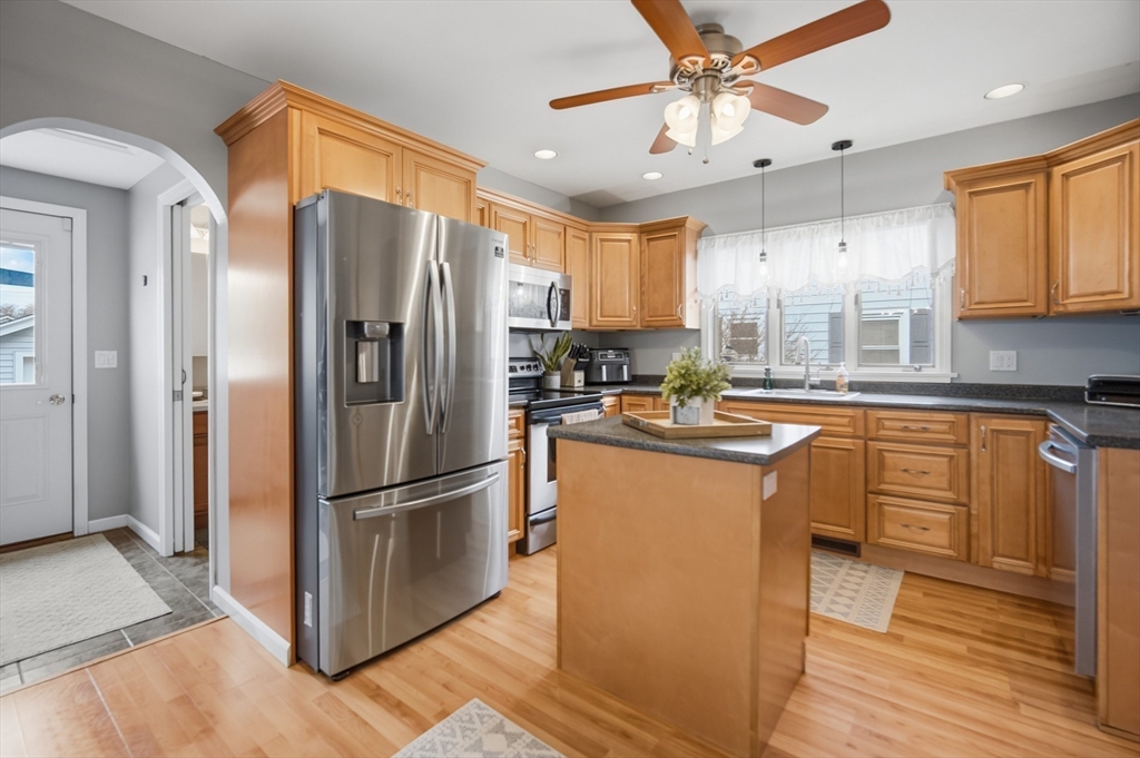 156 Farnsworth Street Chicopee, MA 01013 - Photo 11 of 37