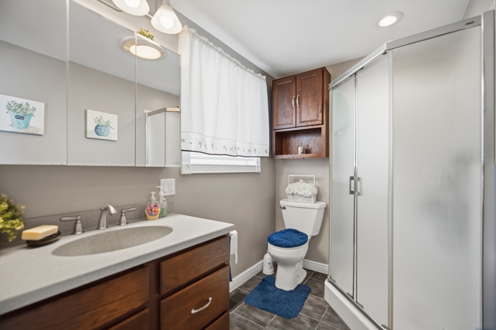 156 Farnsworth Street Chicopee, MA 01013 - Photo 16 of 37