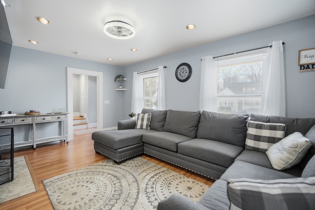 156 Farnsworth Street Chicopee, MA 01013 - Photo 5 of 37