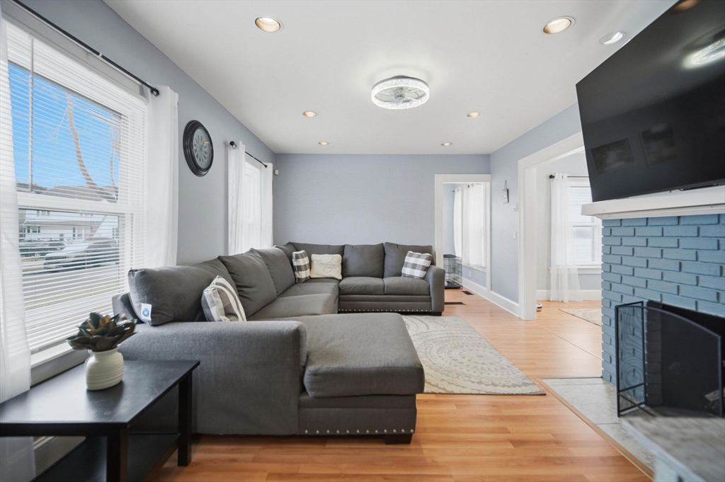 156 Farnsworth Street Chicopee, MA 01013 - Photo 6 of 37